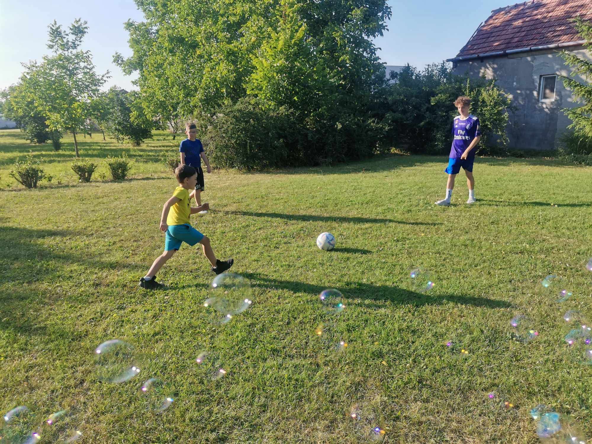 Hranie futbalu na detskej besiedke